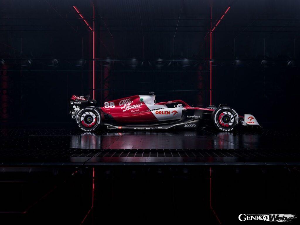 「アルファロメオ、2022年シーズンに向けた新規定F1マシン「C42」を公開 【動画】」の9枚目の画像