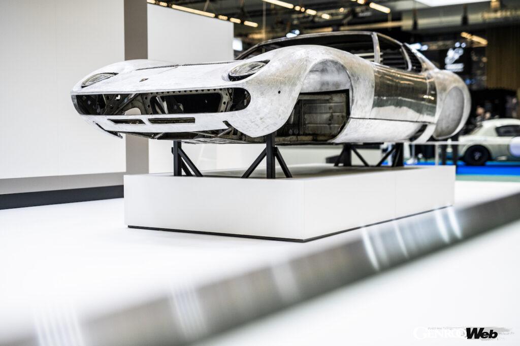 2022年のレトロモービルで公開された、ミウラP400 SVのボディシェル。