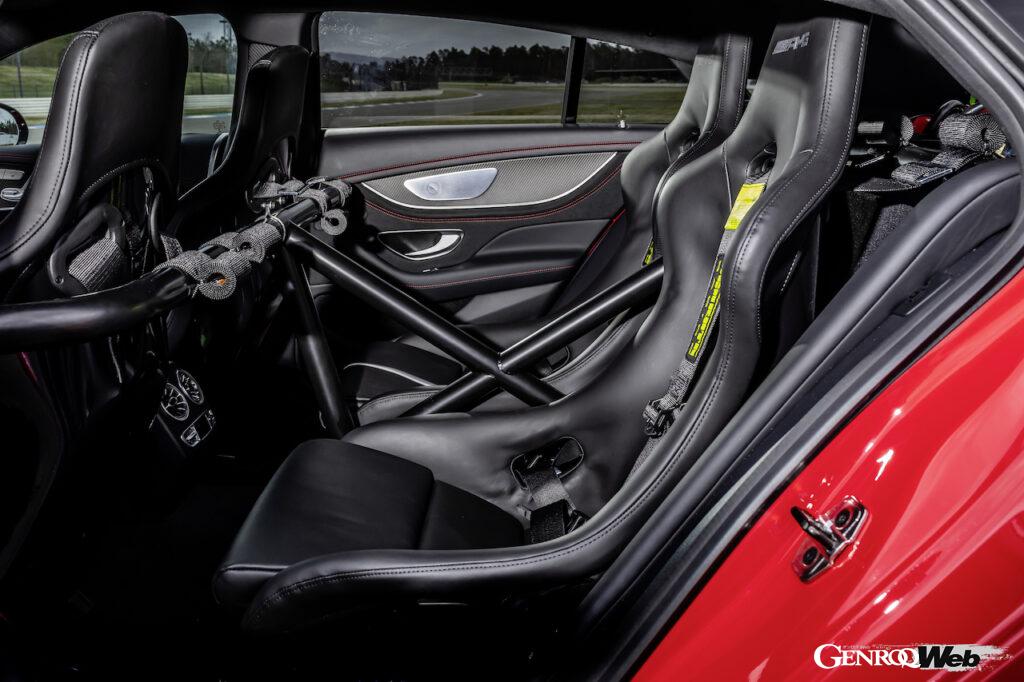メルセデス AMGが2022年シーズンのF1に供給する、メルセデス AMG GT 63 S 4マティックプラスベースのメディカルカー。リヤシート