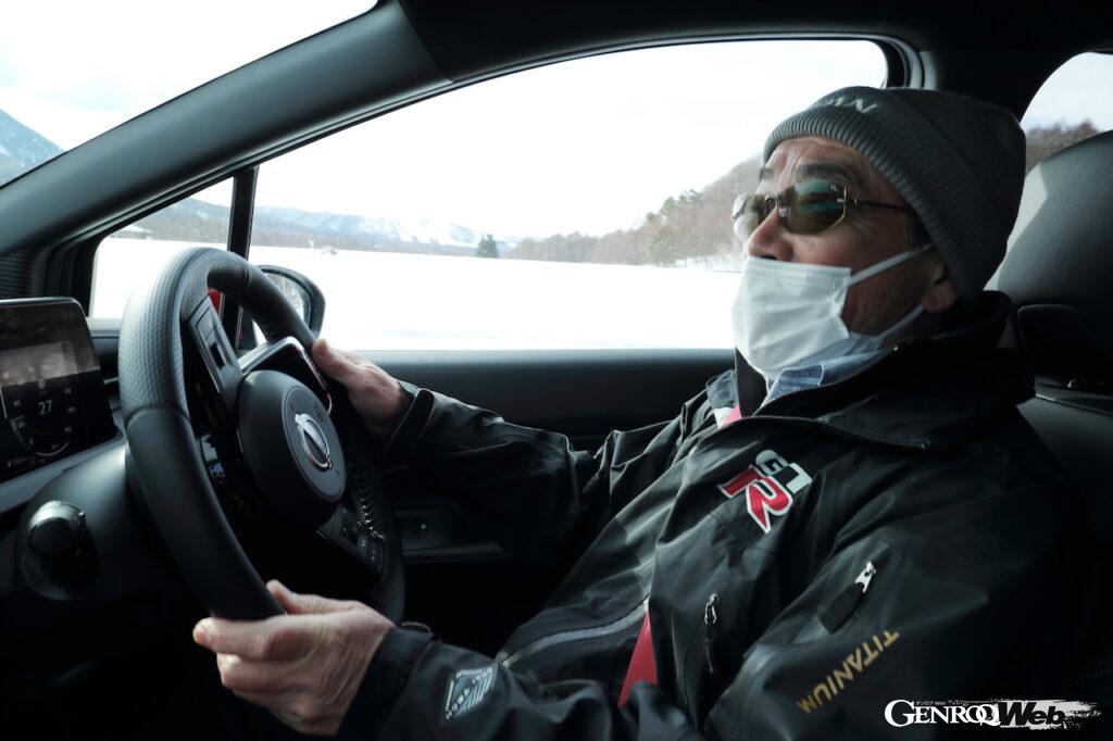 日産の雪上試乗会でドライビングするテクニカルマイスターの加藤博義氏