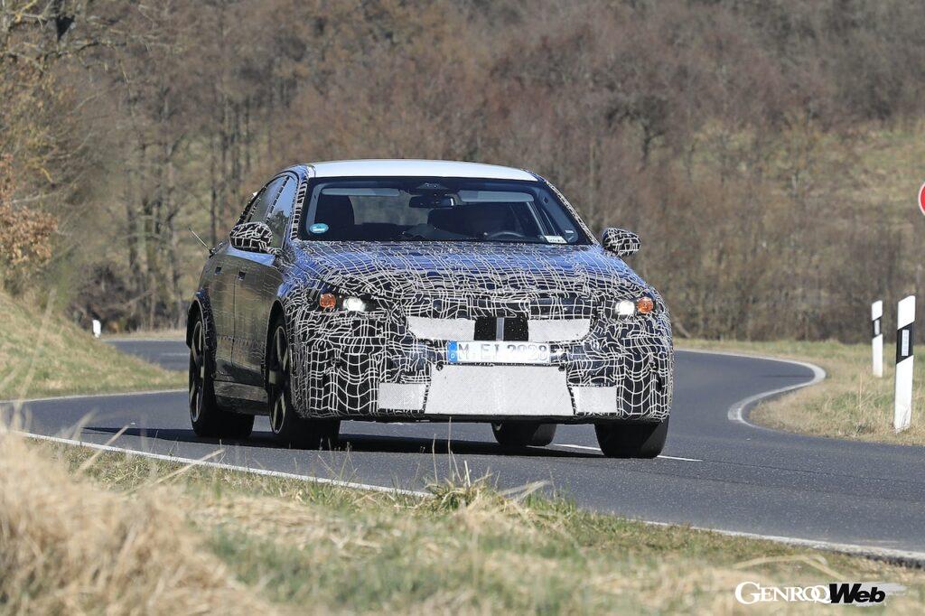 精力的にテストトラックでのテストを続ける次期BMW M5。