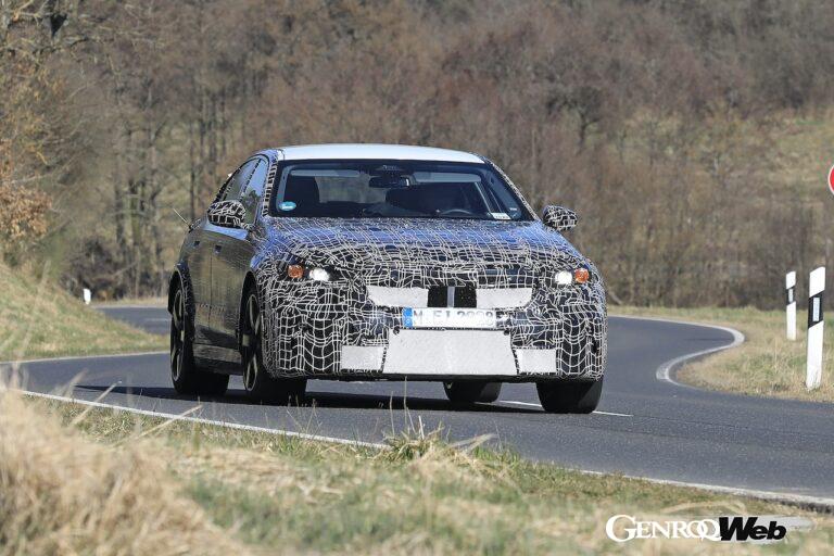 精力的にテストトラックでのテストを続ける次期BMW M5。