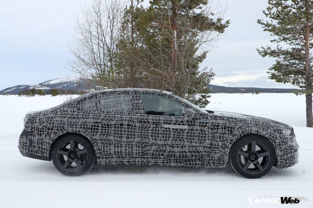 寒冷地での耐久テストを行う、次期BMW M5。