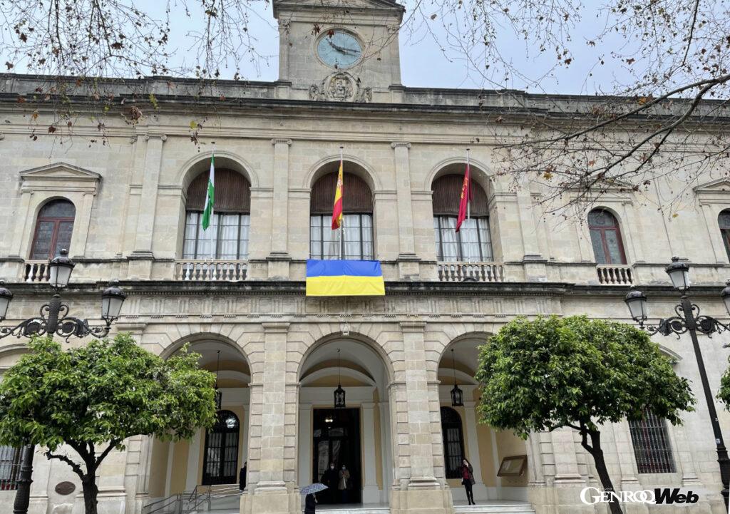 ウクライナの国旗が揚げられたセビリア市庁舎。