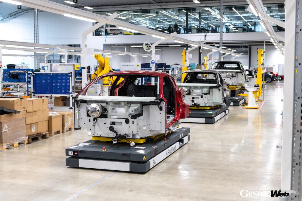 「チャップマン・プロダクション・センター」では、最後の内燃機関モデル「エミーラ」の製造がスタートしている。
