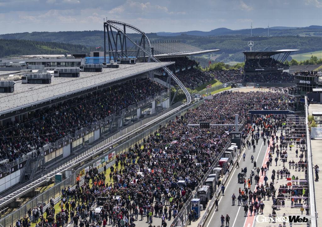 有観客で開催された2022年のニュルブルクリンクには、23万人の観客が集結。レースウイークを通して、多くのモータースポーツファンが白熱のレースを堪能することになった。