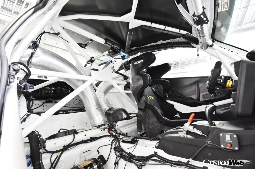 BMW Motorsport製の溶接式ロールケージ。