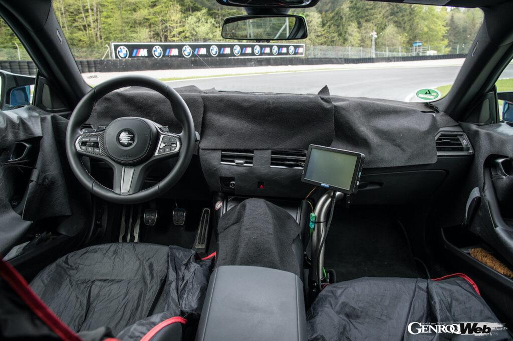 開発が続く新型「BMW M2」のコクピット。