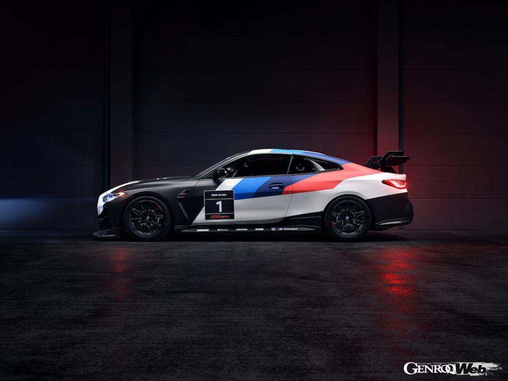 BMW M社の公式カラーリングを纏って公開された新型「BMW M4 GT4」。
