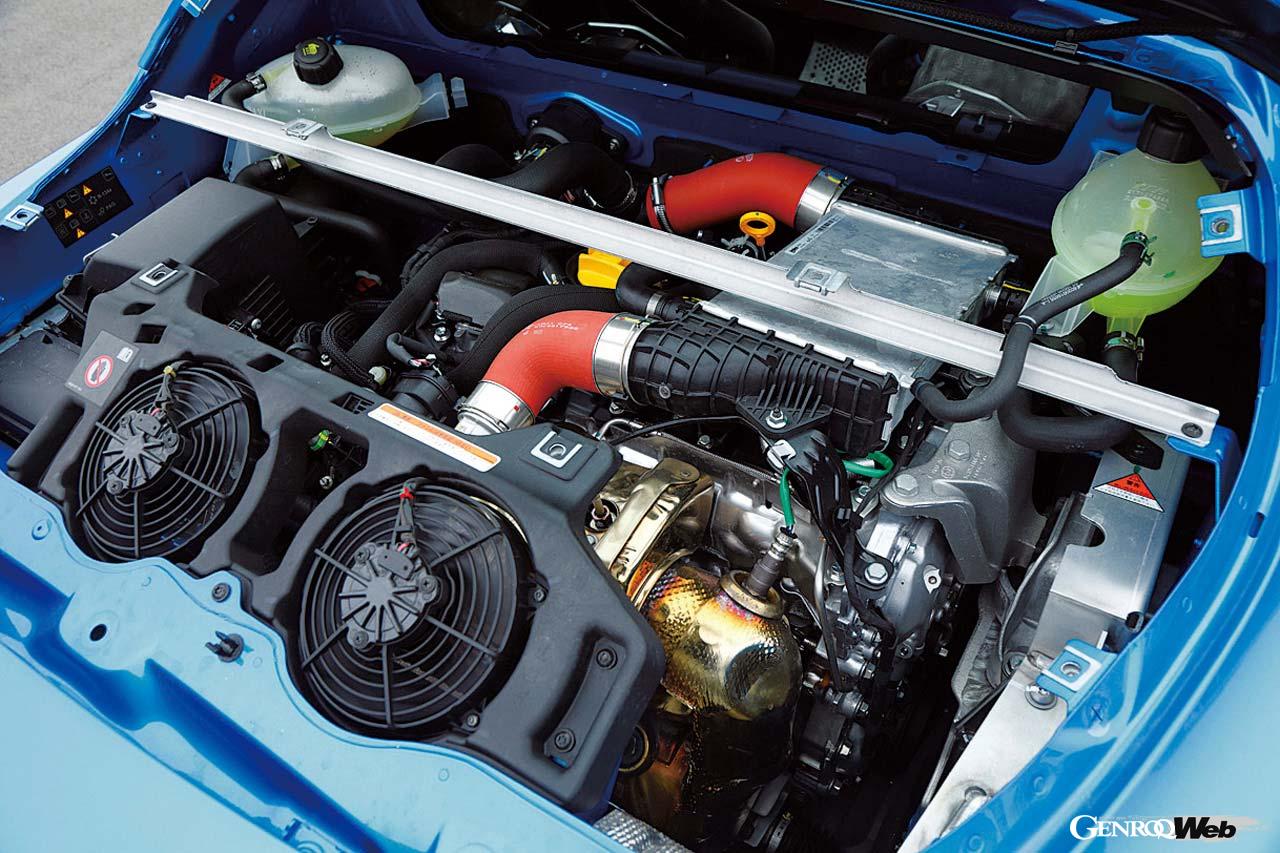 GTおよびSに搭載される1.8リッター直4ターボエンジン。300psの高出力仕様に7速DCTが組み合わせられる。