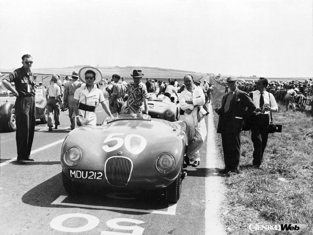 製造1号車は、1952年の「ランス・グランプリ・ミーティング」で優勝を果たした車両へのリスペクトを込めて、パステルグリーンのエクステリアカラーが採用された。