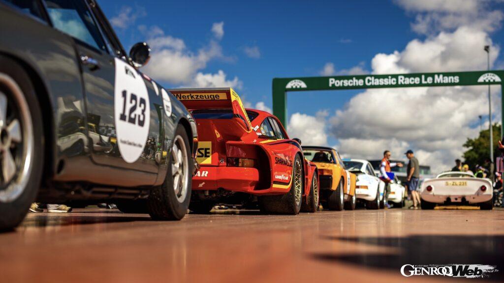 「ル・マン クラシック、4年ぶりに開催。ポルシェは「911 カレラ RS 2.7」デビュー50周年を祝い、新旧RSモデルを大量出展 【動画】」の16枚目の画像