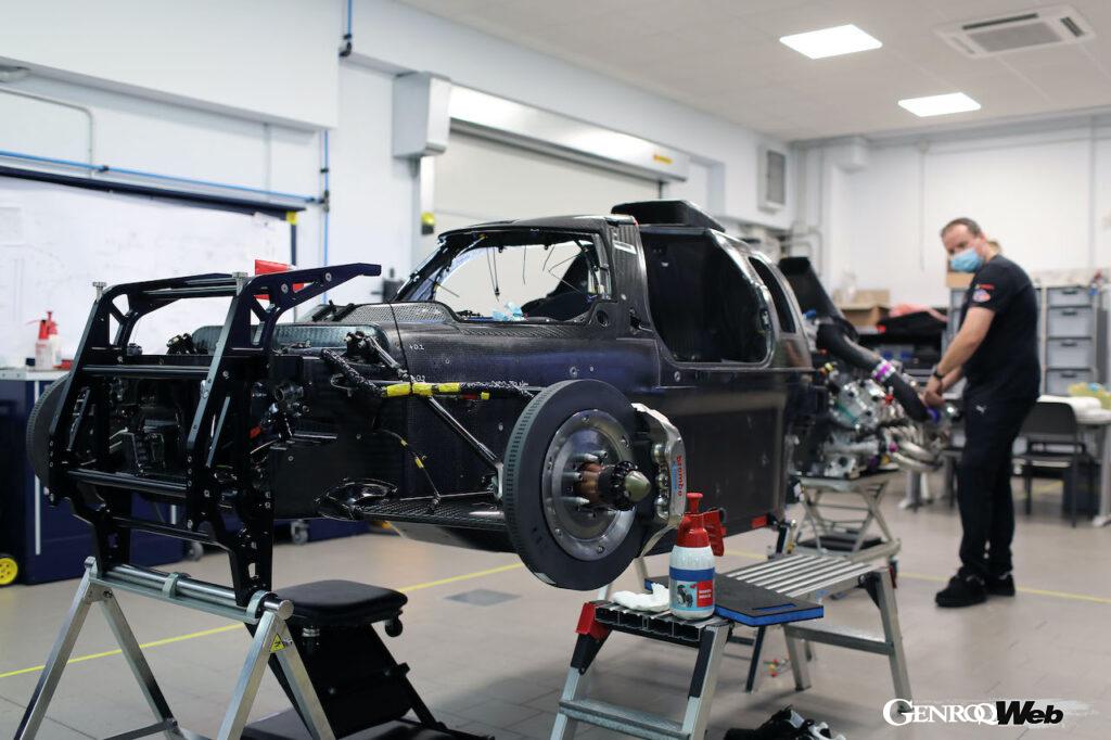 テストに向けて準備が進められている「BMW M ハイブリッド V8」。