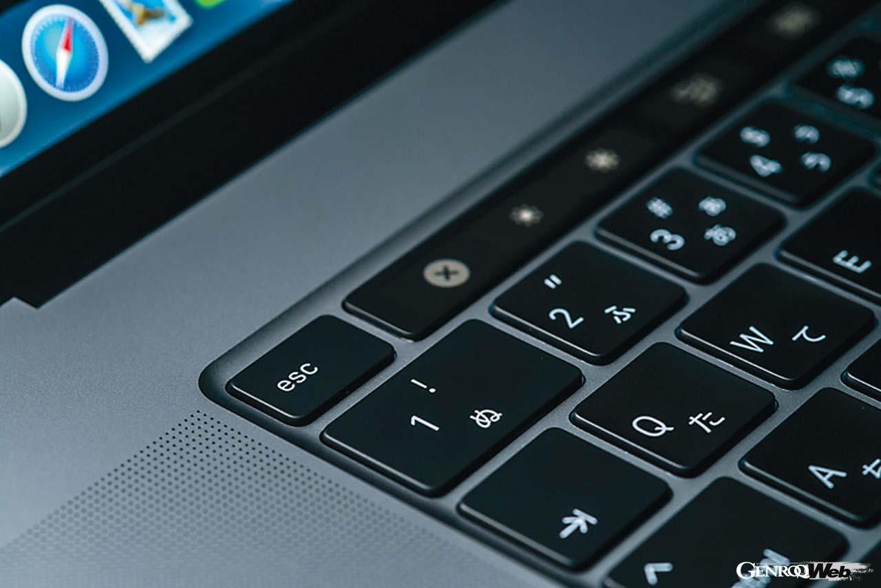 プログラム開発者などのプロから指摘されてきたESCキーを独立させた。またTouch IDボタンもTouch Barから独立させ、使い勝手を向上させている。