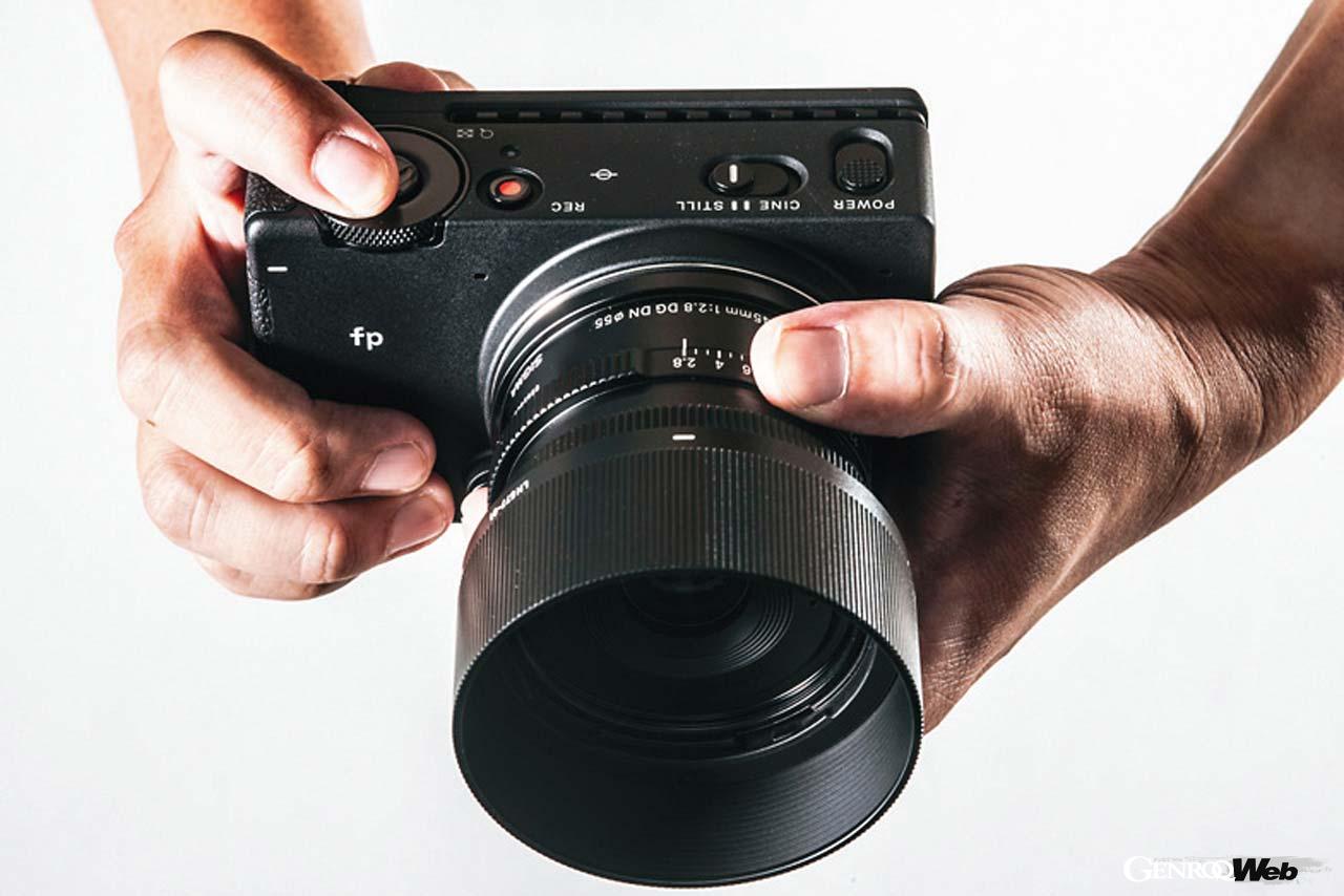 外形寸法112.6×69.9×45.3mm、重量はボディ単体でわずか370gを実現。世界最小・最軽量のフルサイズミラーレスカメラである。スナップでの使い勝手も抜群だ。