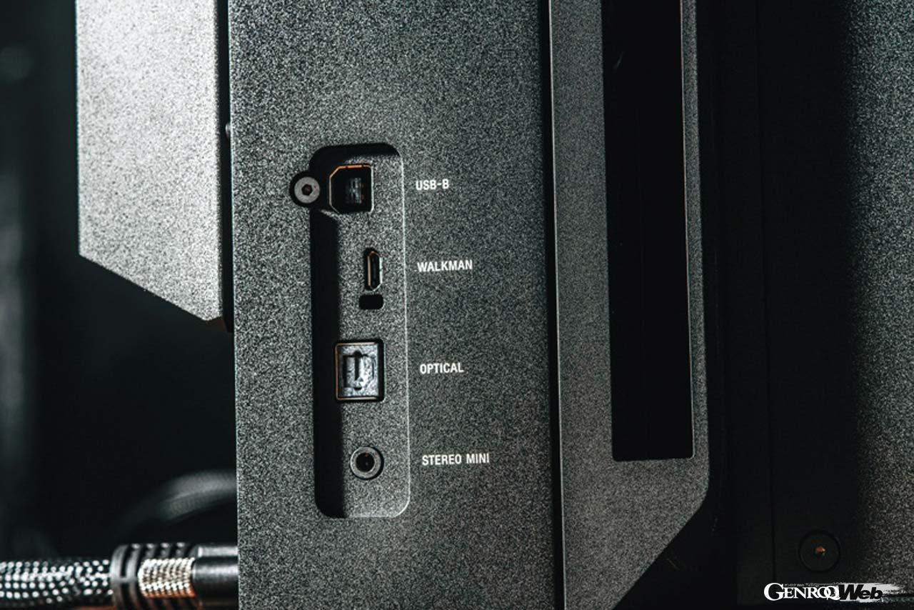 USB-B、ウォークマン／Xperia、光デジタル入力端子を用意する。あらゆる音源を手軽に机上で楽しむことが可能だ。