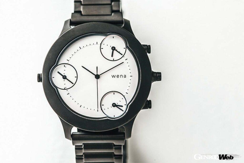 お気に入りのアナログ時計と組み合わせられるのもwena3の美点だ。今回wena3と組み合わせたのは4つのムーブメントを内蔵したスタイリッシュな「Sunji Yamanaka」モデルだ。