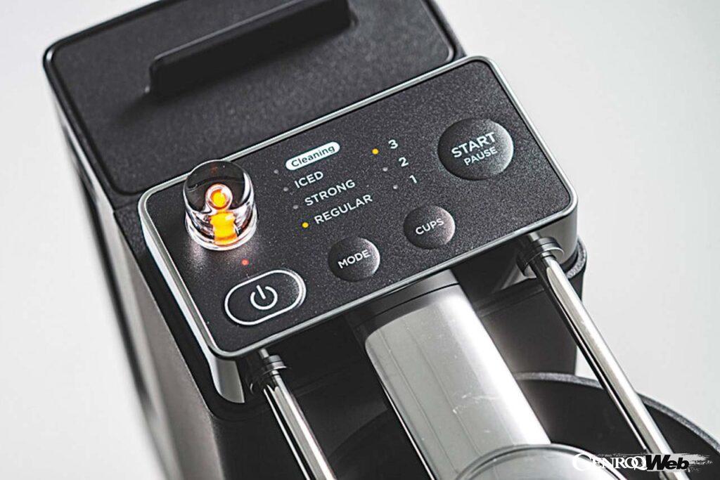 シンプルな操作性が美点のひとつ。REGULAR／STRONG／ICEDの3種類のモードと杯数を選択し、スタートボタンを押すだけで、美味しいコーヒーが簡単に味わえる。