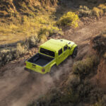 「あのグラディエーターすごくない？」と言わせる鮮やかなボディカラー「ハイ・ベロシティ」蛍光イエローが北米市場で登場 - 2023 Jeep Gladiator Rubicon in new High Velocity exterior paint color