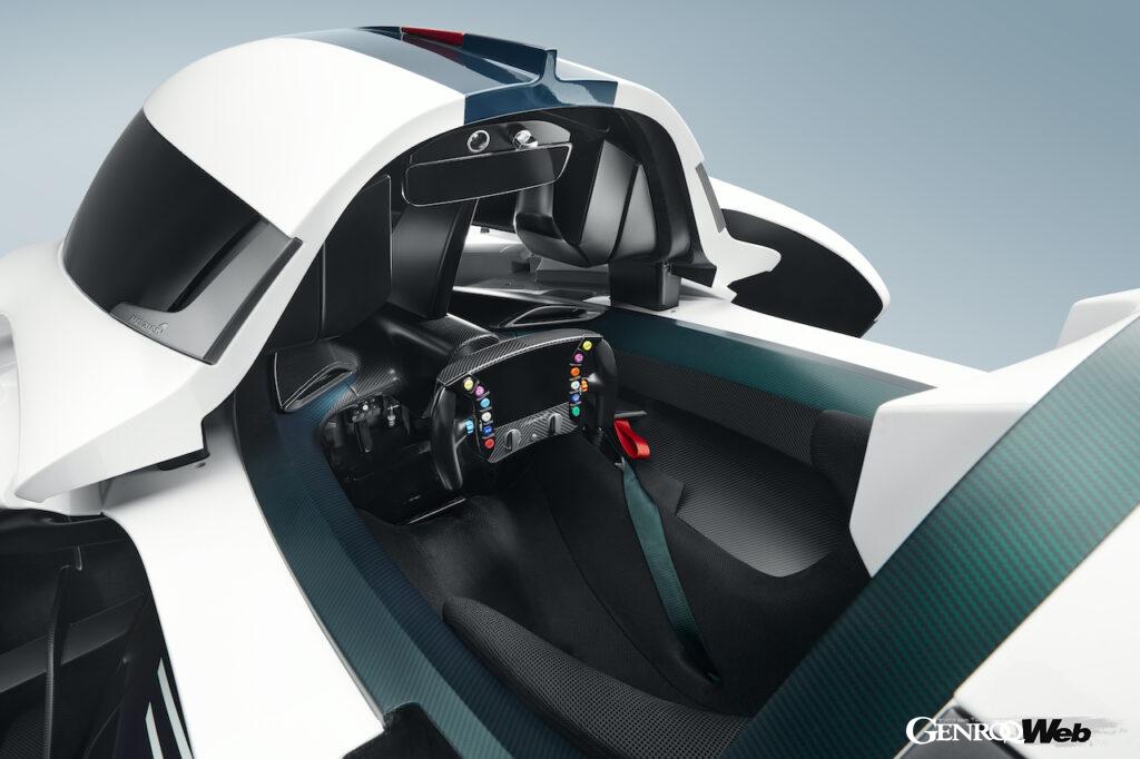 コクピットにセンター配置されるドライバーズシートは固定式。そのため、ソラス GTのオーナーのためだけにマクラーレンはシートフィッティングの機会を用意している。