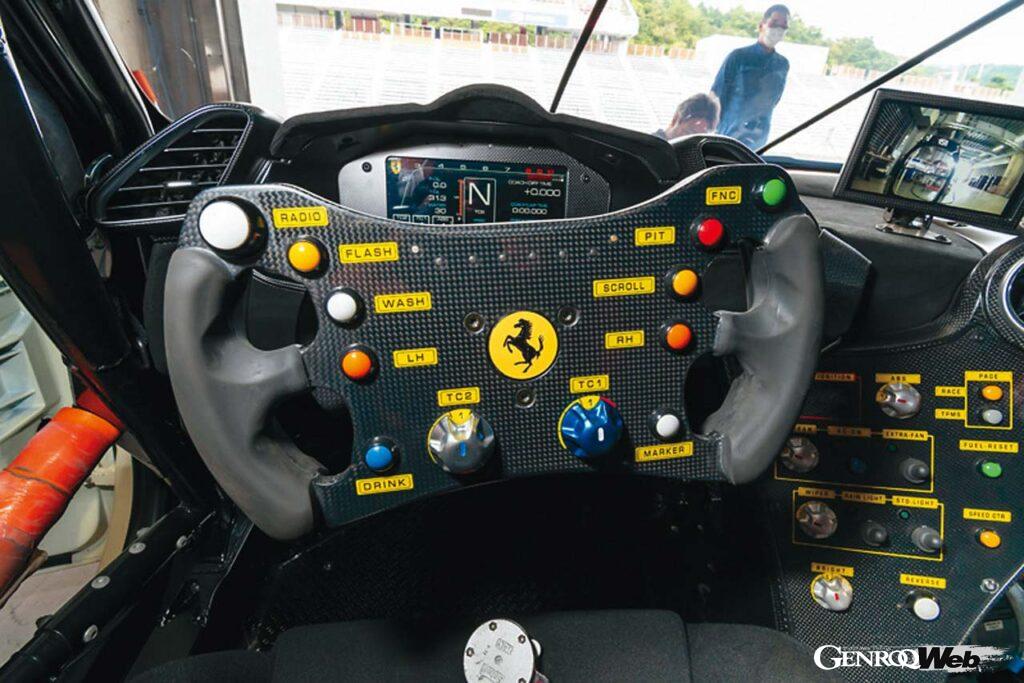 「レーシングカー「フェラーリ488チャレンジEVO」を素人に乗らせるとどうなる？「運転法とスイッチ類の意味も説明します」」の6枚目の画像