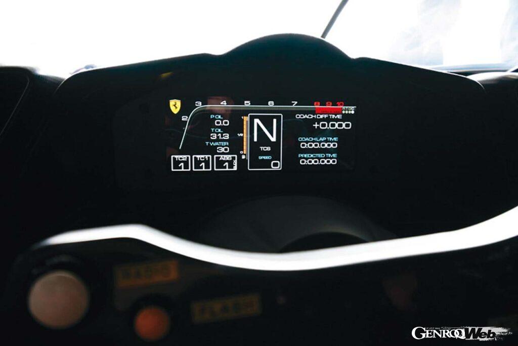 「レーシングカー「フェラーリ488チャレンジEVO」を素人に乗らせるとどうなる？「運転法とスイッチ類の意味も説明します」」の7枚目の画像