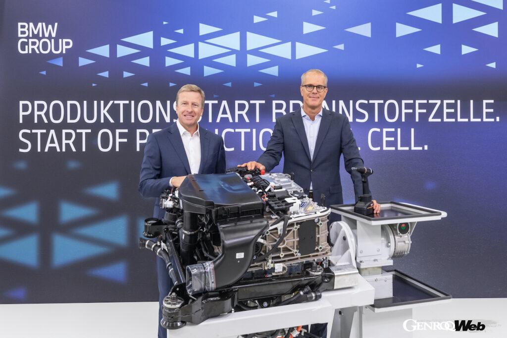 ミュンヘンの燃料電池システム生産施設を訪れた、BMW AGオリバー・ツィプセ取締役会会長（左）と、開発担当取締役のフランク・ウェーバー（右）。