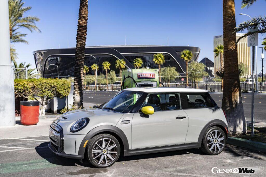 「EVでロサンゼルスからラスベガスまでの450kmを（急速充電を挟みつつ）走破！ フル電動モデル「MINI クーパーSE」の旅」の3枚目の画像
