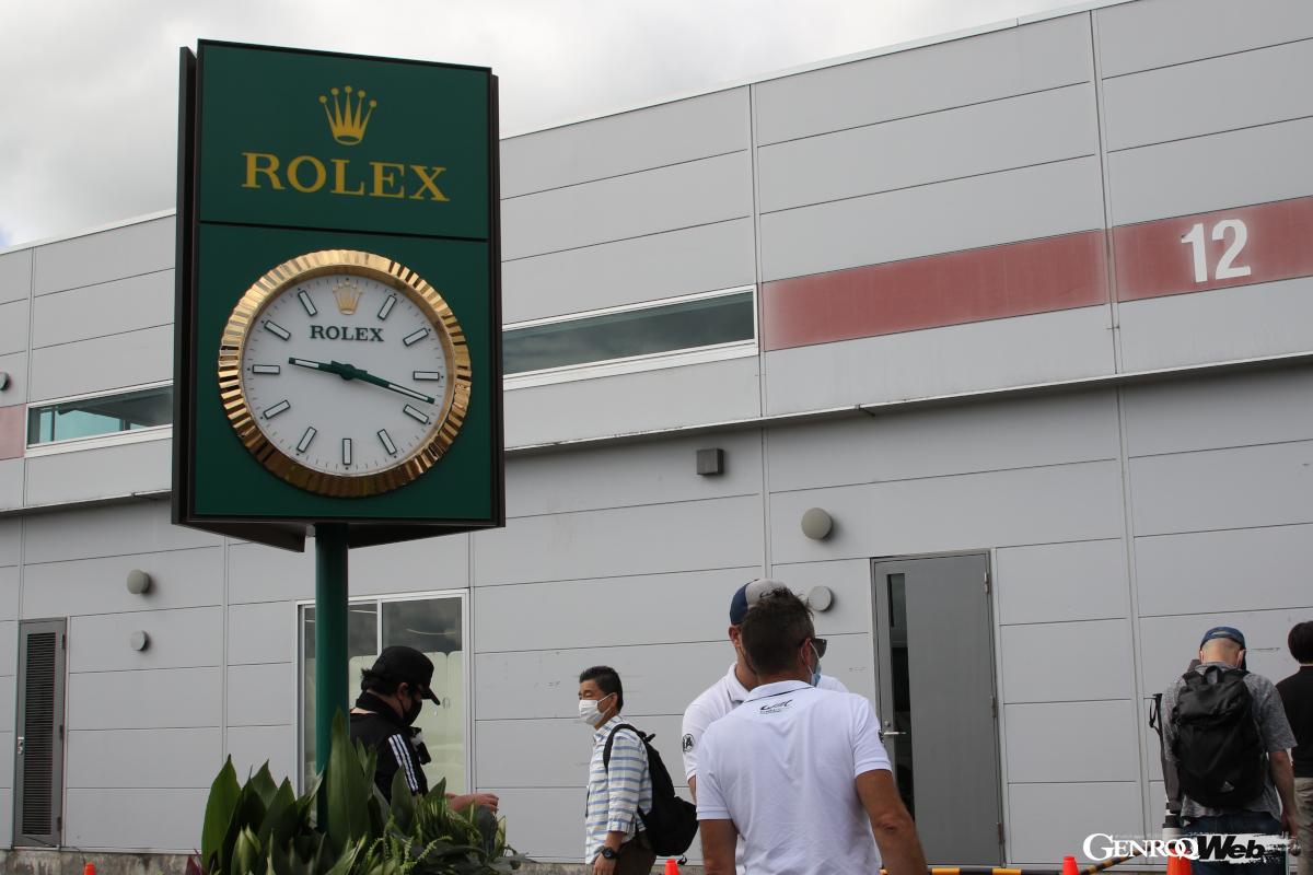 ロレックスの大時計を見ると、国際格式のル・マン的な雰囲気が感じられる。