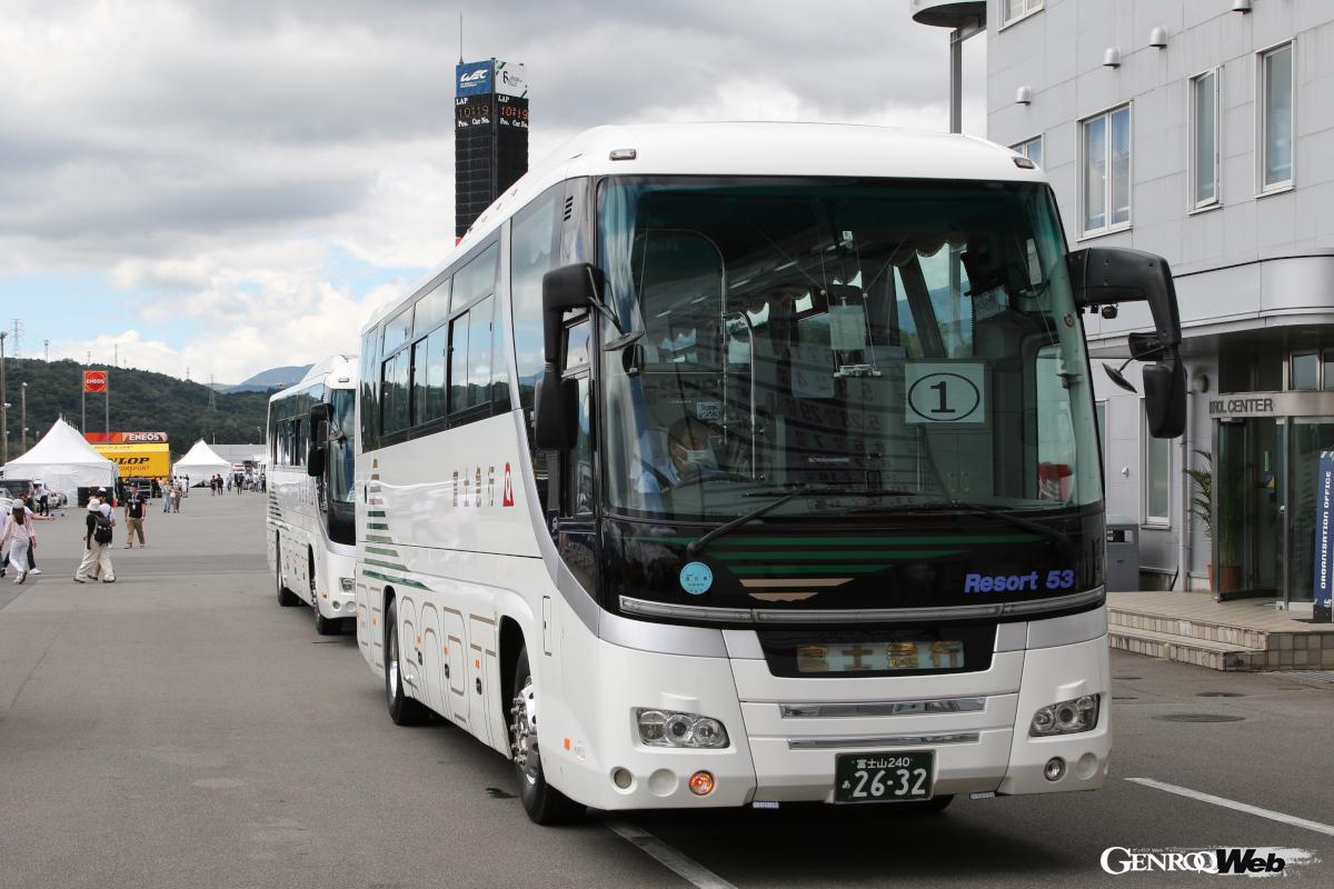 サファリバスは富士急行の普通の観光バスだ。高速道路で見たらサファリを思い出してしまうかもしれない。