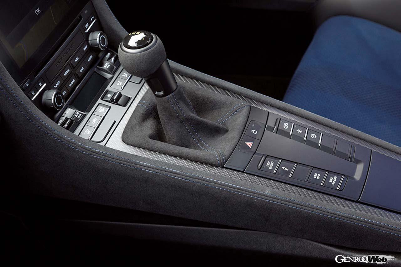 911GT3と同様にPDKスポーツスイッチが備わり、ESCオフ＋トラクションコントロールオフとESCオフ（＋トラクションコントロールオン）が選択可能。
