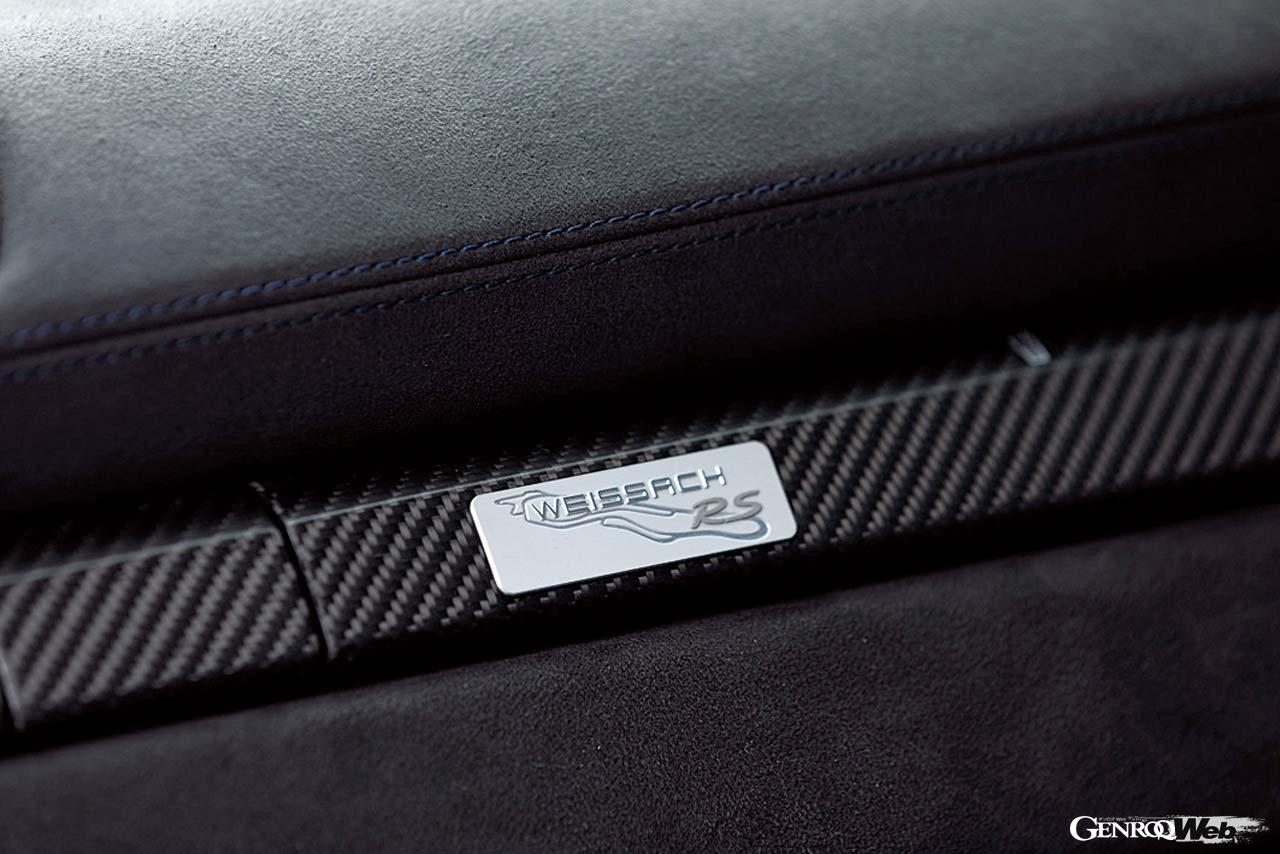 ヴァイザッハパッケージ（209万7000円）装着車の証。フロントリッド、エアインテーク、ドアミラーカバーなどカーボン織目模様仕上げとなる。