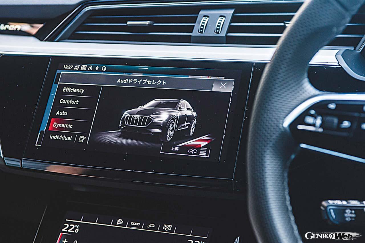 BMWとは対照的なスポーティなインパネデザインを採用。お馴染みのMMIタッチレスポンスディスプレイは使い勝手に優れる。