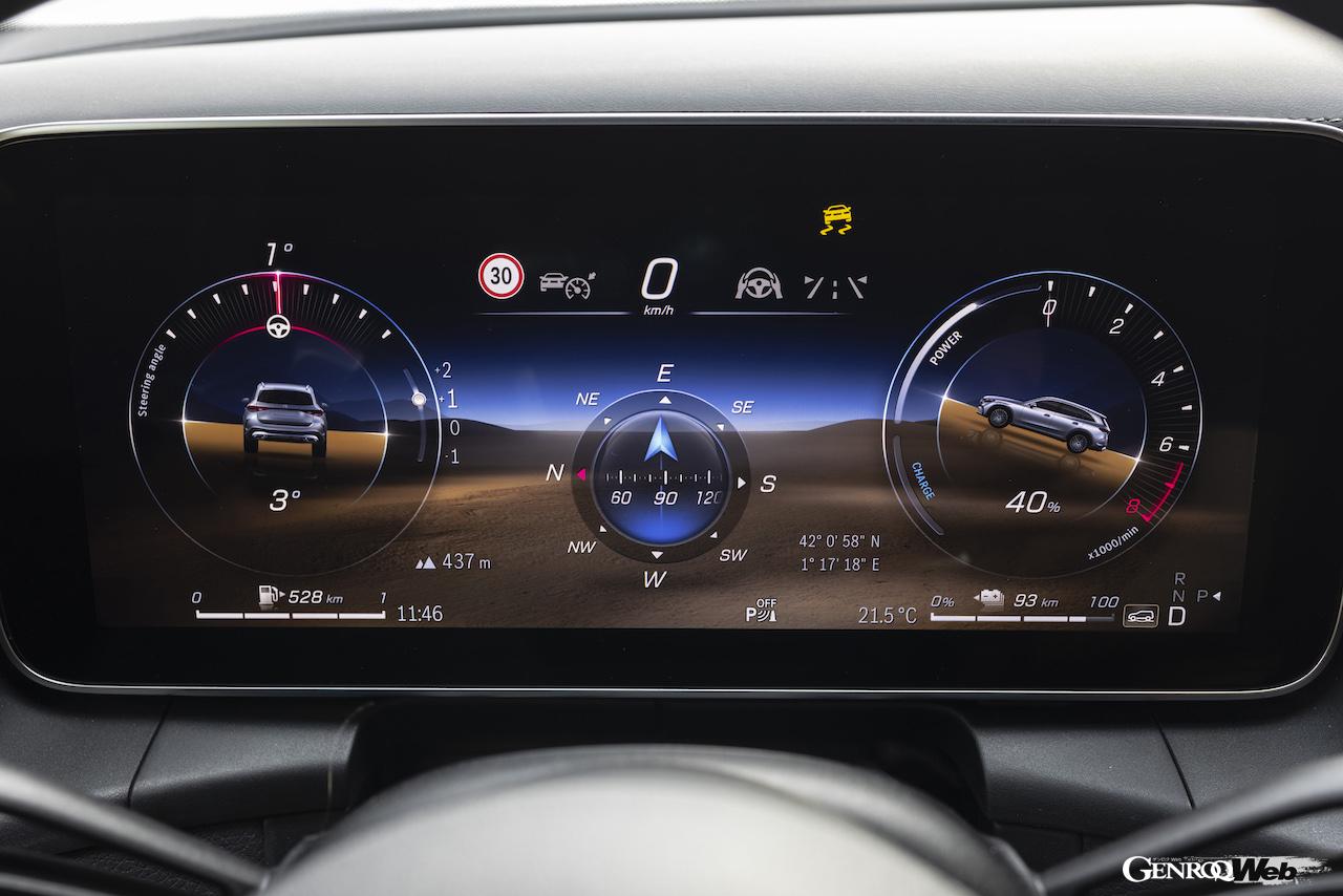 新型メルセデス・ベンツGLC 400eのオフロード走行。メーターディスプレイ