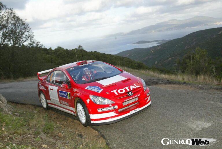 当時はスニーカーやスリッパなど称された、ラリーカーとしては異形のフォルムを持つプジョー307 WRC。