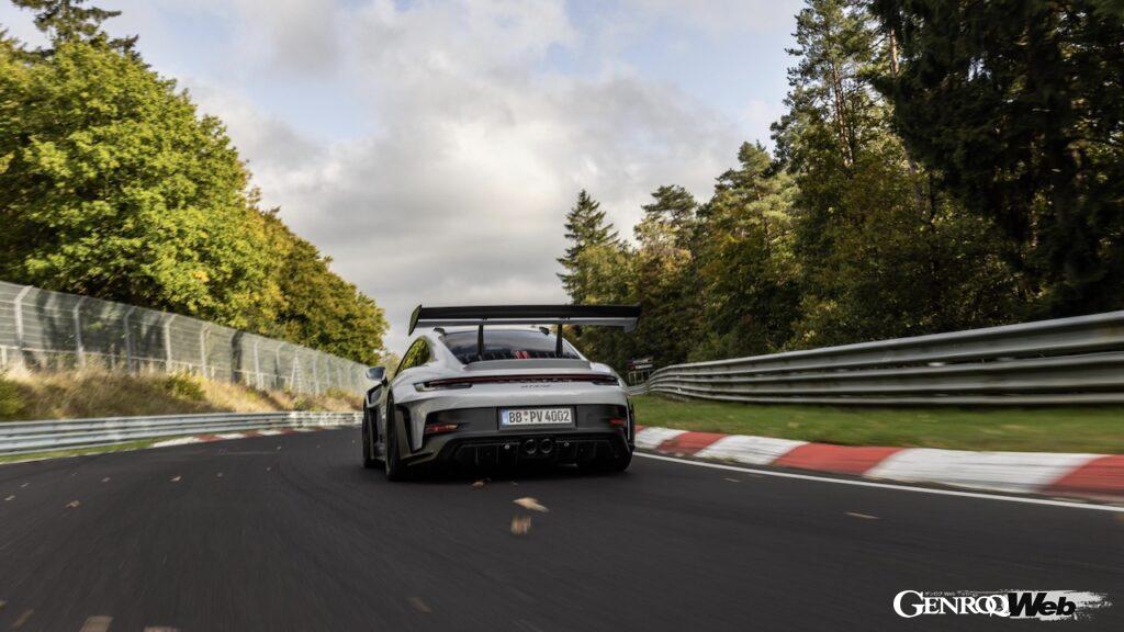 ニュルブルクリンク・ノルドシュライフェを走行する「ポルシェ 911 GT3 RS」。