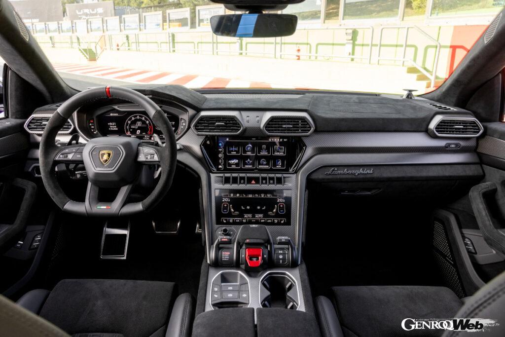 「ランボルギーニの最新SUV「ウルス ペルフォルマンテ」の走行モードが減った理由を解説」の9枚目の画像