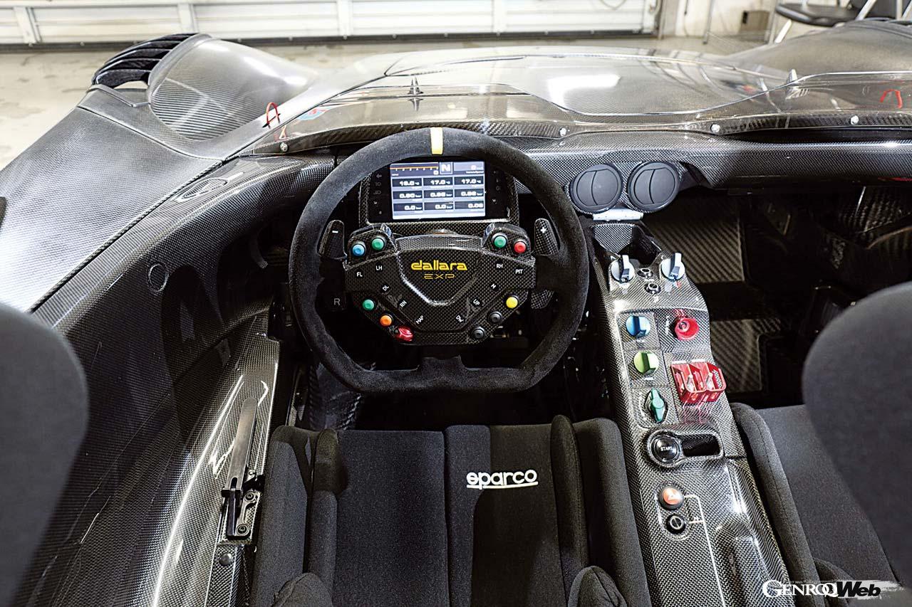 コクピットはセンタートンネル上のスイッチ類などまるっきりレーシングカーの風情。ステアリングのスイッチはカラフルで視認性に優れる。