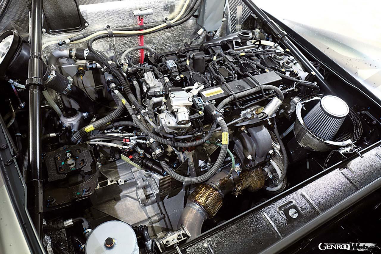 搭載されるエンジンは最高出力500PS、最大トルク700Nmのフォード製2.3リッター直4ターボ。ブレーキもストラダーレより大径のスリット入りローターが備わる。