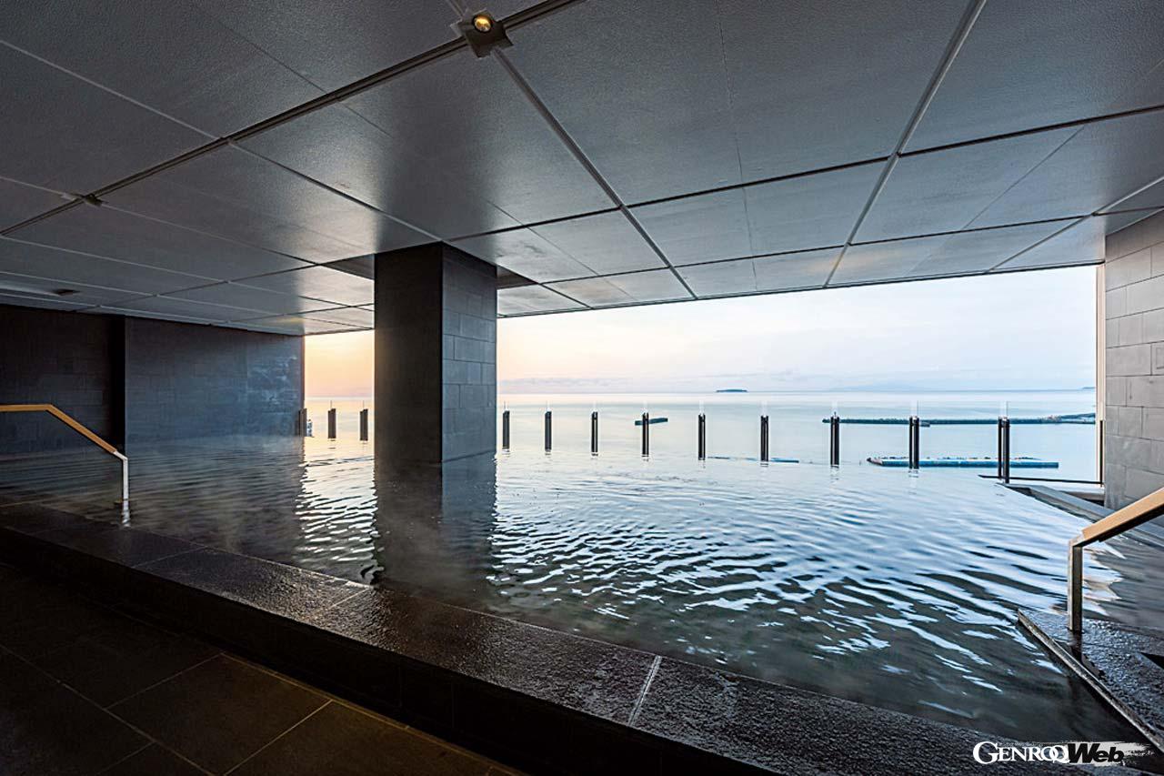 最上階10階のインフィニティ・バスゆのふね。熱海は日本第2位の塩化物温泉だという。　