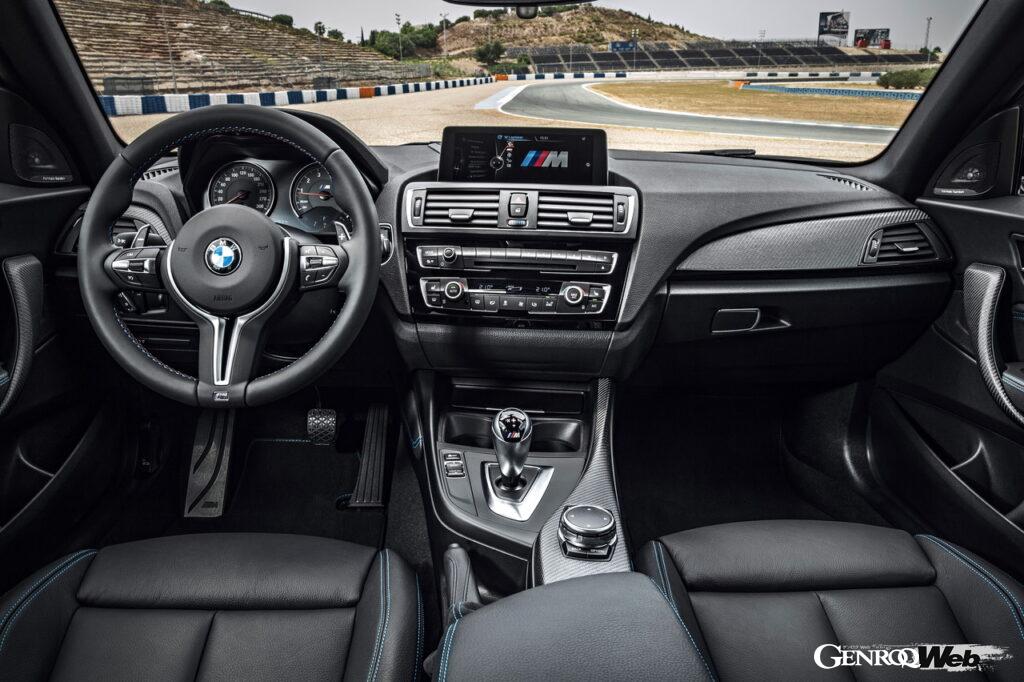 「「BMW M2」を新旧比較して激熱コンパクトスポーツ6年分の進化を考察「新型を待つ？ 旧型でも見劣りしない？」」の8枚目の画像