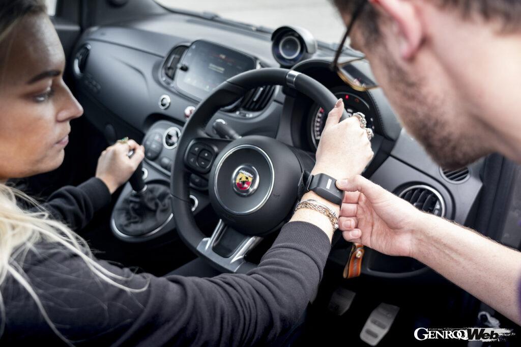 「「運転は楽しい？」「プロの横は怖い？」アバルトが英国ラフバラー大学と共同でサーキットにおける感情を測定」の1枚目の画像