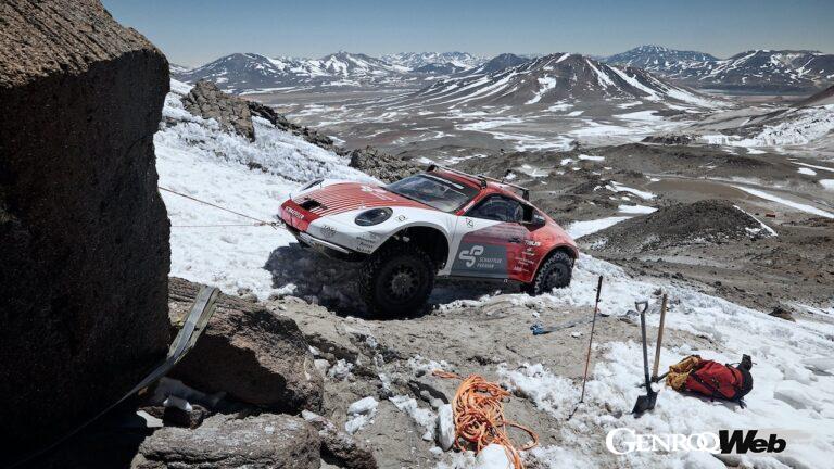 チリのオホス・デル・サラードの急激な斜面を登坂する、ポルシェ 911 カレラ 4S。