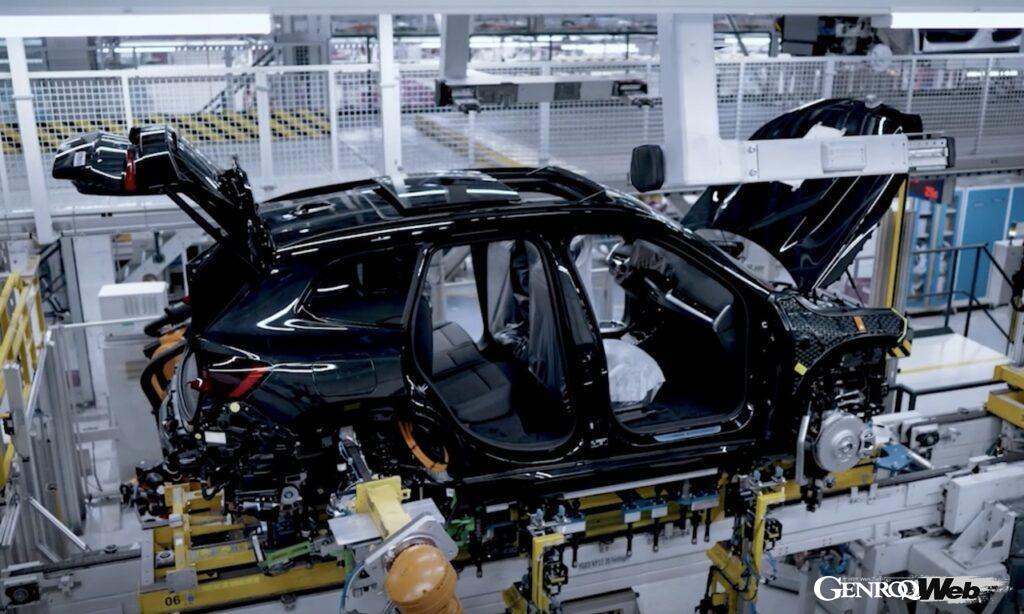 「BMWのフル電動コンパクトSUV「iX1」生産1号車がドイツ・レーゲンスブルク工場でラインオフ」の4枚目の画像