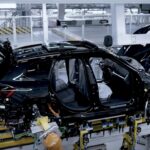 BMWのフル電動コンパクトSUV「iX1」生産1号車がドイツ・レーゲンスブルク工場でラインオフ - 20221122_BMW_03