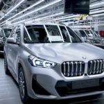 BMWのフル電動コンパクトSUV「iX1」生産1号車がドイツ・レーゲンスブルク工場でラインオフ - 20221122_BMW_04