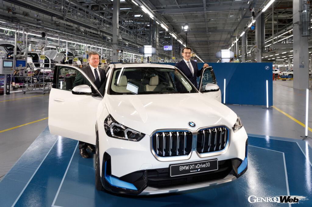 生産1号車と記念撮影する、バイエルン州のクリスティアン・ベルンライター運輸大臣（左）と、BMW AGのミラン・ネデルイコビッチ生産担当取締役。