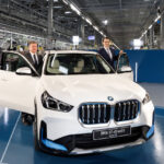 「BMWのフル電動コンパクトSUV「iX1」生産1号車がドイツ・レーゲンスブルク工場でラインオフ」の4枚目の画像ギャラリーへのリンク