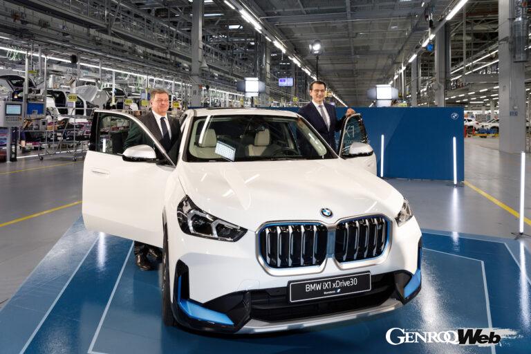 生産1号車と記念撮影する、バイエルン州のクリスティアン・ベルンライター運輸大臣（左）と、BMW AGのミラン・ネデルイコビッチ生産担当取締役。