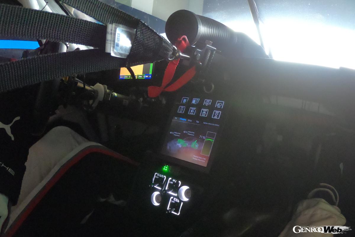 「1000PS超の電動レーシングポルシェ「GT4 eパフォーマンス」に同乗試乗「色々と破天荒なのと感電注意」」の13枚目の画像